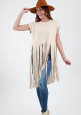 Remera color beige con cuello redondo y flecos largos en el ruedo.