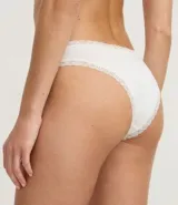 Pack de dos bombachas tipo bikini, una blanca y una verde menta, ambas con detalles de encaje en los laterales y cintura.