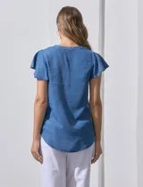 Blusa de tencel azul, marca Alex & Parker. Escote en V con botones y manga corta amplia con volados.