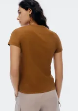 Camiseta de manga corta color terracota, con cuello redondo y corte ajustado.