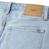 Jean de calce relajado en muslo y rodilla, pierna recta con abertura de 18” y tiro medio.