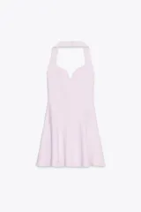 Vestido corto blanco de tejido de punto elástico, con cuello halter, escote corazón y cierre con botones en el cuello.