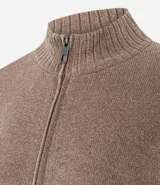 Saco de punto color marrón topo, de manga larga y corte cropped, con cuello alto y cierre frontal completo con cremallera. Presenta puños y bajo acanalados.