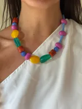 Collar corto con cuentas de cristal checo y acrílico de colores: rojo, azul, amarillo, verde y fucsia. Se cierra con cadena de acero quirúrgico y ganchito para regular el largo.