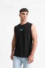 Musculosa negra de algodón con corte oversize y estampado en turquesa en la espalda con la frase "Good things Never come from Comfort Zones" y el logo de la marca Mistral.