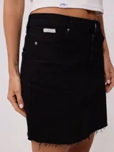 Minifalda negra de jean con terminación desflecada.