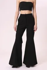Pantalón de vestir negro de corte palazzo.