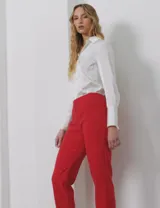 Pantalón largo color beige, de gabardina elastizada, marca Zac & Rachel, con bolsillos delanteros y traseros.