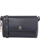 Cartera cruzada Tommy Hilfiger color azul marino, confeccionada en poliuretano. Presenta cierre de solapa, correa ajustable e insignia TH metalizada en la parte delantera.