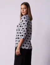 Blusa de algodón estampado en blanco y negro, marca Ruby Rd. Tiene escote en V cruzado y mangas 3/4.