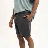 Short gris de jogging con cintura elástica y ruedo desflecado.