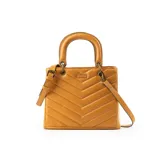 Cartera bandolera color camel de símil cuero soft con diseño acolchado en forma de chevron. Tiene acceso con cierre y broches imantados, correa regulable, herrajes dorados, tres compartimentos y bolsillos internos.
