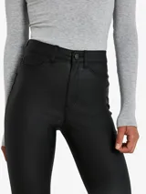 Pantalón skinny negro de tiro alto con textura encerada.