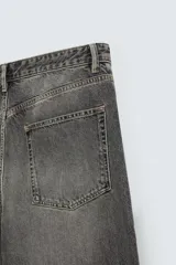 Pantalón de jean azul grisáceo con efecto lavado, corte amplio y tiro alto.