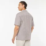 Camisa marrón claro de manga corta con cuello clásico y cierre abotonado.