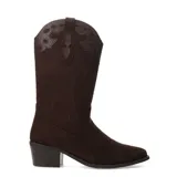 Bota de caña media estilo cowboy color marrón oscuro, confeccionada en material tipo gamuza. Presenta bordados decorativos en la caña y un detalle de textura de piel de serpiente en la parte superior. Posee un taco ancho y bajo.