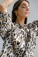 Camisa de manga larga con cuello mao y estampado animal print en tonos crudo, negro y marrón.