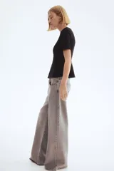 Top negro de manga corta con escote redondo y peplum acampanado en la parte inferior.