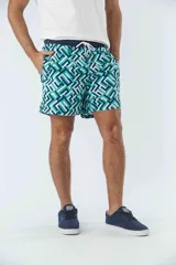Short de baño con estampa geométrica en tonos azul, rosa y negro, con dos bolsillos delanteros y uno posterior.