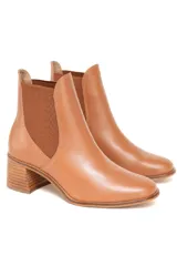 Botines Chelsea de cuero color caramelo, con elásticos laterales y tacón de bloque.