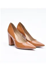 Zapatos de tacón alto color caramelo, de charol brillante, con punta redondeada y tacón geométrico.