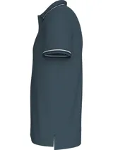 Chomba Tommy Hilfiger azul petróleo de corte slim fit, confeccionada en algodón elástico. Presenta cuello y puños acanalados con doble línea blanca, cartera de tres botones y logo bordado en el pecho.