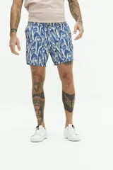 Short de baño azul con estampado de flores blancas, cintura fija con botón, dos bolsillos laterales y uno trasero.