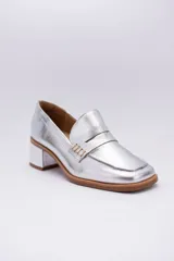 Mocasines clásicos de cuero color beige con taco cuadrado y detalle de antifaz.