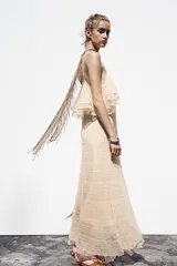 Vestido midi color crema de punto pointelle con tirantes finos y volantes en el escote.