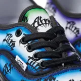 Zapatillas Vans Authentic 44 DX Vans X Alva Skates, con estampado de letras en azul y negro sobre fondo blanco.