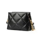 Cartera bandolera negra de cuero sintético con diseño acolchado en forma de rombos. Tiene correa de hombro ajustable con hebilla y cadena gruesa dorada y negra.