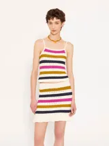 Top tejido a crochet con breteles finos y rayas horizontales en colores blanco, fucsia, mostaza y azul marino.