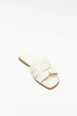 Sandalias bajas color marrón con capellada entrelazada.