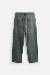 Pantalón de jean celeste con efecto lavado, corte amplio tipo baggy y cinco bolsillos.