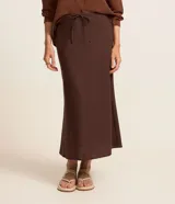 Pollera midi marrón de lino y viscosa, con cintura elastizada ajustable con cordón.