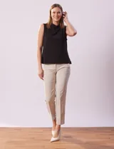 Blusa sin mangas de seda fría color beige, marca Tahari, con cuello volcado.