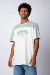 Remera blanca con mangas y parte superior en verde agua, con estampado frontal con la palabra "Lucky" y dos personajes de caricatura.