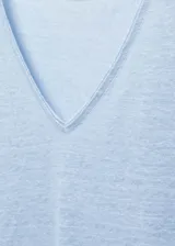 Camiseta celeste de lino con cuello en V y mangas cortas.