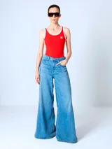 Body Adidas rojo con ribetes blancos, logo bordado en el pecho y las tres líneas características de la marca en los laterales.