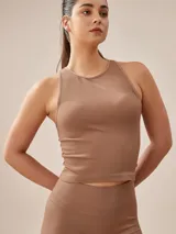 Top marrón acanalado con cuello halter y espalda descubierta.
