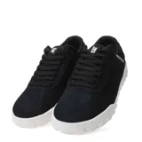 Zapatillas Caterpillar Hex + de corte bajo, color negro, con capellada de gamuza y detalles acolchados en el cuello. Cuentan con cordones negros y una suela gruesa de goma blanca con relieve de panal de abeja.