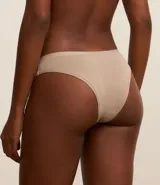 Bombacha bikini color beige, confeccionada en poliamida y elastano, con forro de algodón.