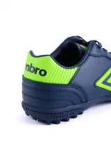 Championes de fútbol 5 Umbro modelo Touch TF para hombre. Cuentan con capellada de cuero sintético azul marino, detalles y logo en color naranja, y suela de caucho diseñada para superficies de césped sintético.