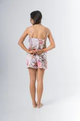 Pijama de seda estampada, compuesto por musculosa con escote en V y espalda recta, y short con elástico en la cintura. Puede incluir detalle de puntilla en el escote.