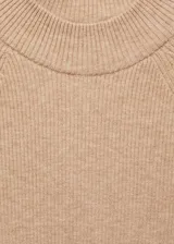Remera color beige de punto fino con cuello perkins y mangas cortas.
