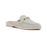 Zueco abierto color gris claro con textura símil reptil, detalle de hebilla dorada y suela baja color crema.