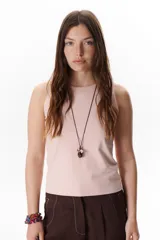 Musculosa marrón con cuello redondo y sisas anchas.