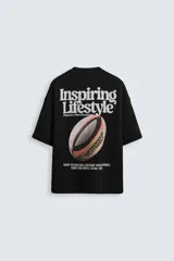 Sudadera negra de algodón con cuello redondo y manga corta. Estampa frontal con la frase "Inspiring Lifestyle" en letras blancas.