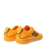 Championes de fútbol Umbro Classico III TF, color blanco con detalles en negro.