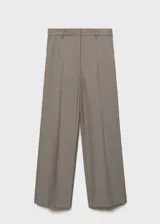Pantalón de vestir marrón con estampado de cuadros pequeños, corte wideleg, tiro medio, bolsillos laterales y cierre frontal oculto con botón, gancho y cremallera.